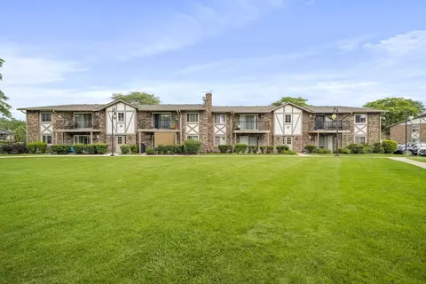 16 W525 Lake Dr #23-207, Willowbrook, IL 60527