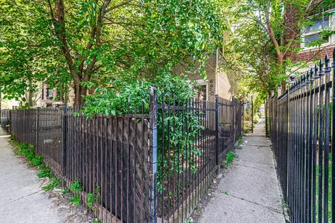 6950 N Ashland Blvd #F, Chicago, IL 60626
