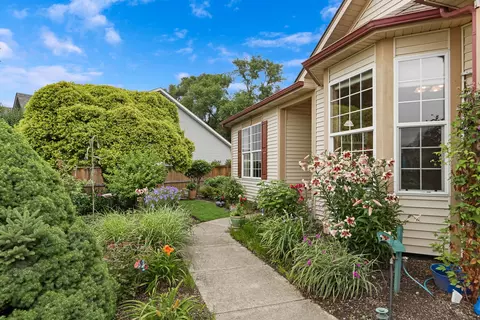1608 Hoover Trl, Mchenry, IL 60051 photo 2