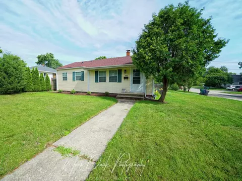 2102 Pearsall Pkwy, Waukegan, IL 60085