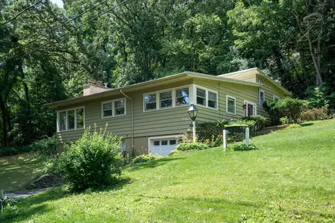 1024 Pioneer Rd, Algonquin, IL 60102