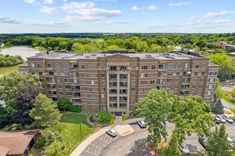 125 Lakeview Dr #307, Bloomingdale, IL 60108