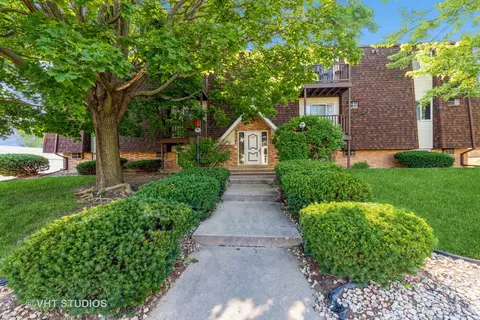 1530 Pioneer Rd #10, Crest Hill, IL 60403
