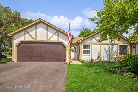 200 Whitewood Dr #200, Streamwood, IL 60107