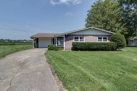 29 Pine Circle Dr, Tuscola, IL 61953