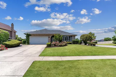 8200 Paddington Rd, Woodridge, IL 60517