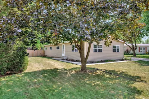 2211 Olen Dr, Mahomet, IL 61853