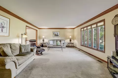 1519 Laburnum Rd, Hoffman Estates, IL 60192 photo 4