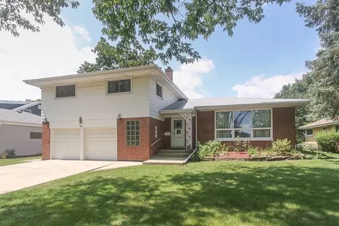 300 S We Go Trl, Mount Prospect, IL 60056