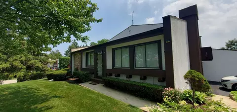 10 Sweetwood Ct, Indian Head Park, IL 60525