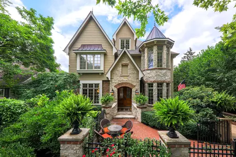 411 S Wright St, Naperville, IL 60540