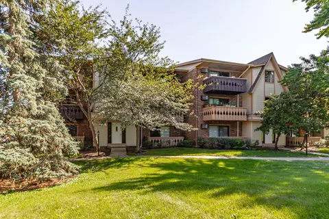 16 Parkside Ct #13, Vernon Hills, IL 60061