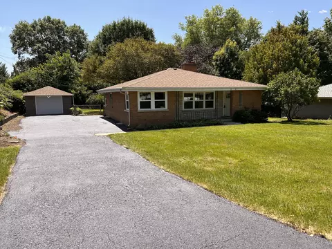9 Sunset Ln, Algonquin, IL 60102