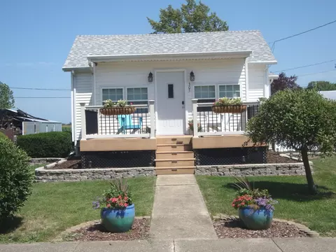 305 N First St, Cissna Park, IL 60924