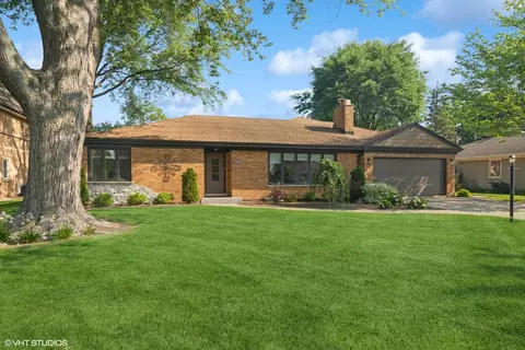 1860 Burton Ln, Park Ridge, IL 60068