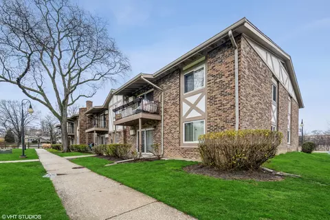 9 S070 S Frontage Rd #204, Willowbrook, IL 60527