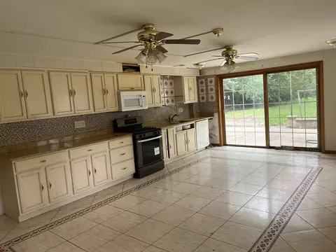 320 Bellaire Ave, Des Plaines, IL 60016 photo 3