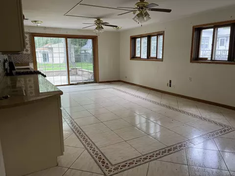 320 Bellaire Ave, Des Plaines, IL 60016 photo 2