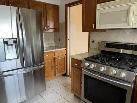 320 Bellaire Ave, Des Plaines, IL 60016 photo 5