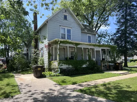 423-425 W Ringold St, Freeport, IL 61032