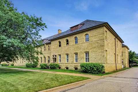 290 Leonard Wood S #101, Highland Park, IL 60035