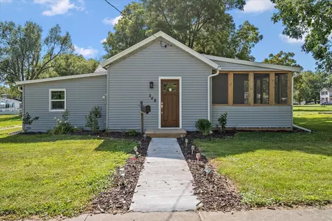 248 S Summit St, El Paso, IL 61738