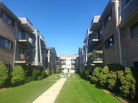 5319 N Delphia Ave #219, Chicago, IL 60656