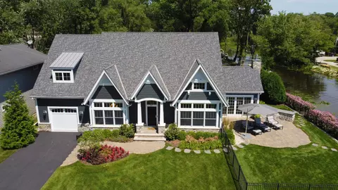 827 Edgewater Pkwy, Wauconda, IL 60084
