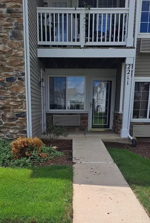 2211 Silverstone Dr #2211, Carpentersville, IL 60110