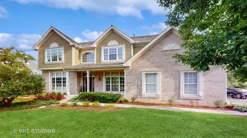 305 Saddle Ln, Fox River Grove, IL 60021