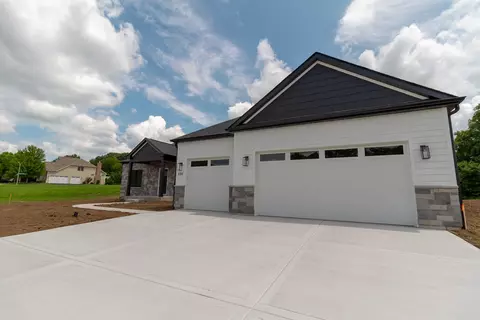 695 Greenfield Rd, Sugar Grove, IL 60554