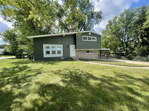 918 Blakely St, Woodstock, IL 60098