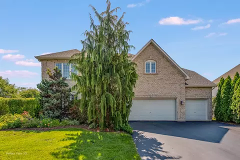 1104 Stonehaven Cir, Aurora, IL 60504