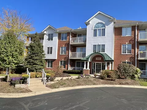 543 N Hough St #106, Barrington, IL 60010