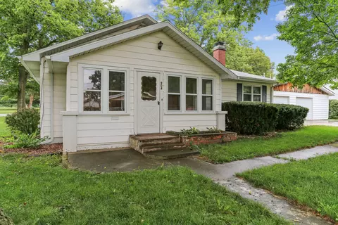 904 W Bond St, Monticello, IL 61856