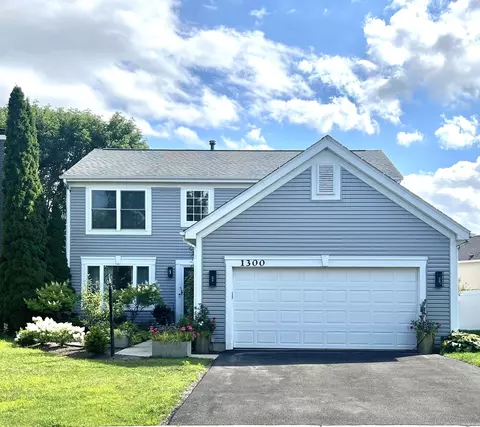1300 Almaden Ln, Gurnee, IL 60031