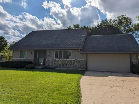 906 Canterbury Dr, Crystal Lake, IL 60014