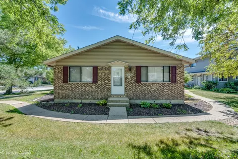 29 W641 Winchester Cir N #9-1, Warrenville, IL 60555