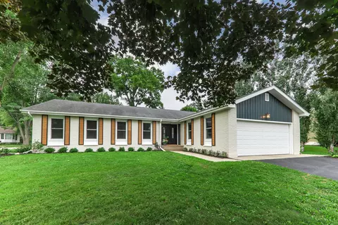 615 Oak St, Woodstock, IL 60098