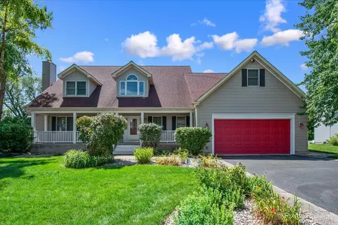 97 Crystal Ridge Dr, Crystal Lake, IL 60012