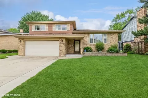 320 N Marcella Rd, Mount Prospect, IL 60056