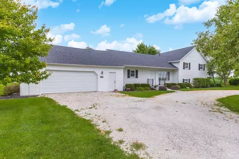9966 N 300 East Rd, Gridley, IL 61744