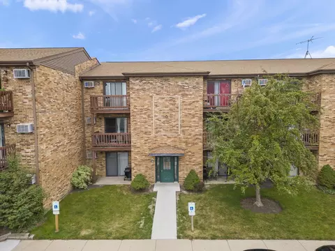 1360 N Geneva Dr #3A, Palatine, IL 60074