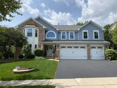 2242 Barrett Dr, Algonquin, IL 60102