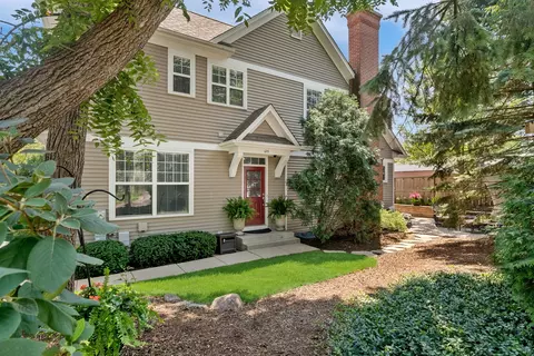 125 5th St, Libertyville, IL 60048