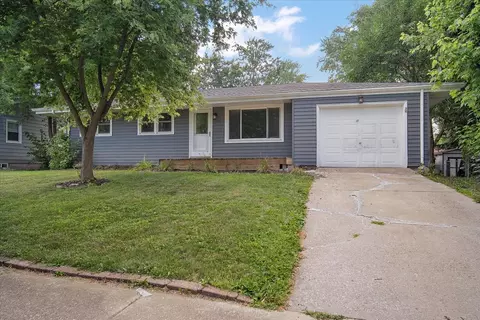 1218 Gettysburg Dr, Bloomington, IL 61704