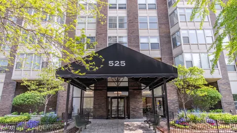525 W Hawthorne Pl #1202, Chicago, IL 60657