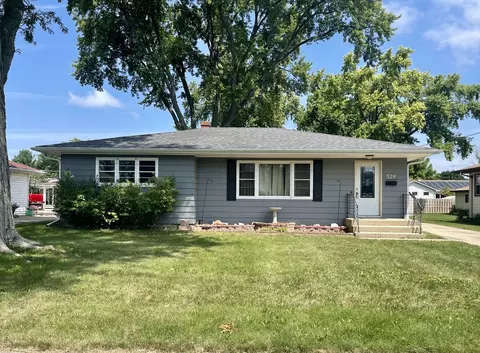 528 Desmond Dr, Woodstock, IL 60098