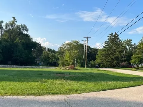 1133 Parkview Dr, Elgin, IL 60123 photo 2