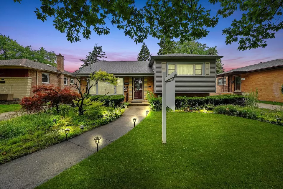 10028 Minnick Ave, Oak Lawn, IL 60453 29 Photos Movoto